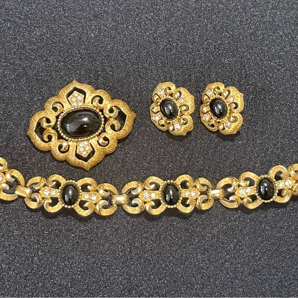 Rare Vintage Crown Trifari Jewelry Set. Goldtone w Black Cabachon & Rhinestone.